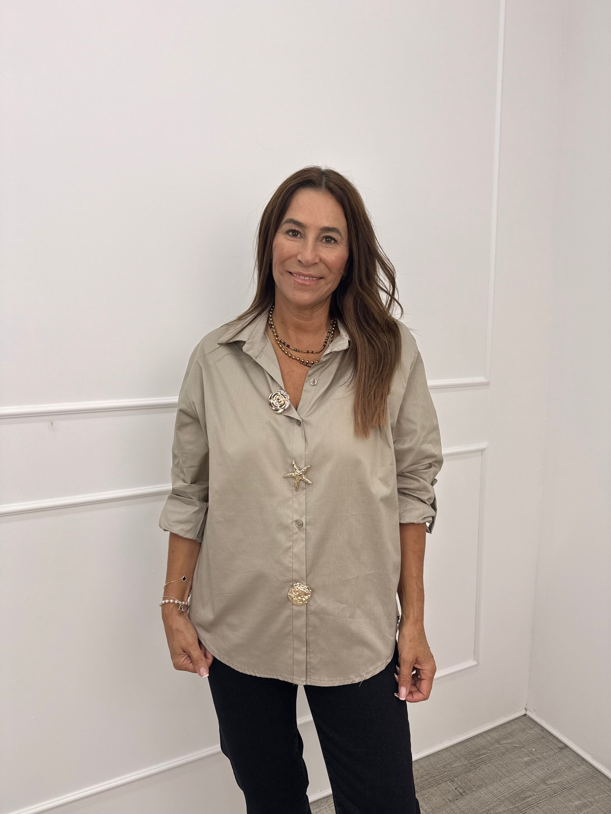 CAMISA COM PREGADORES
