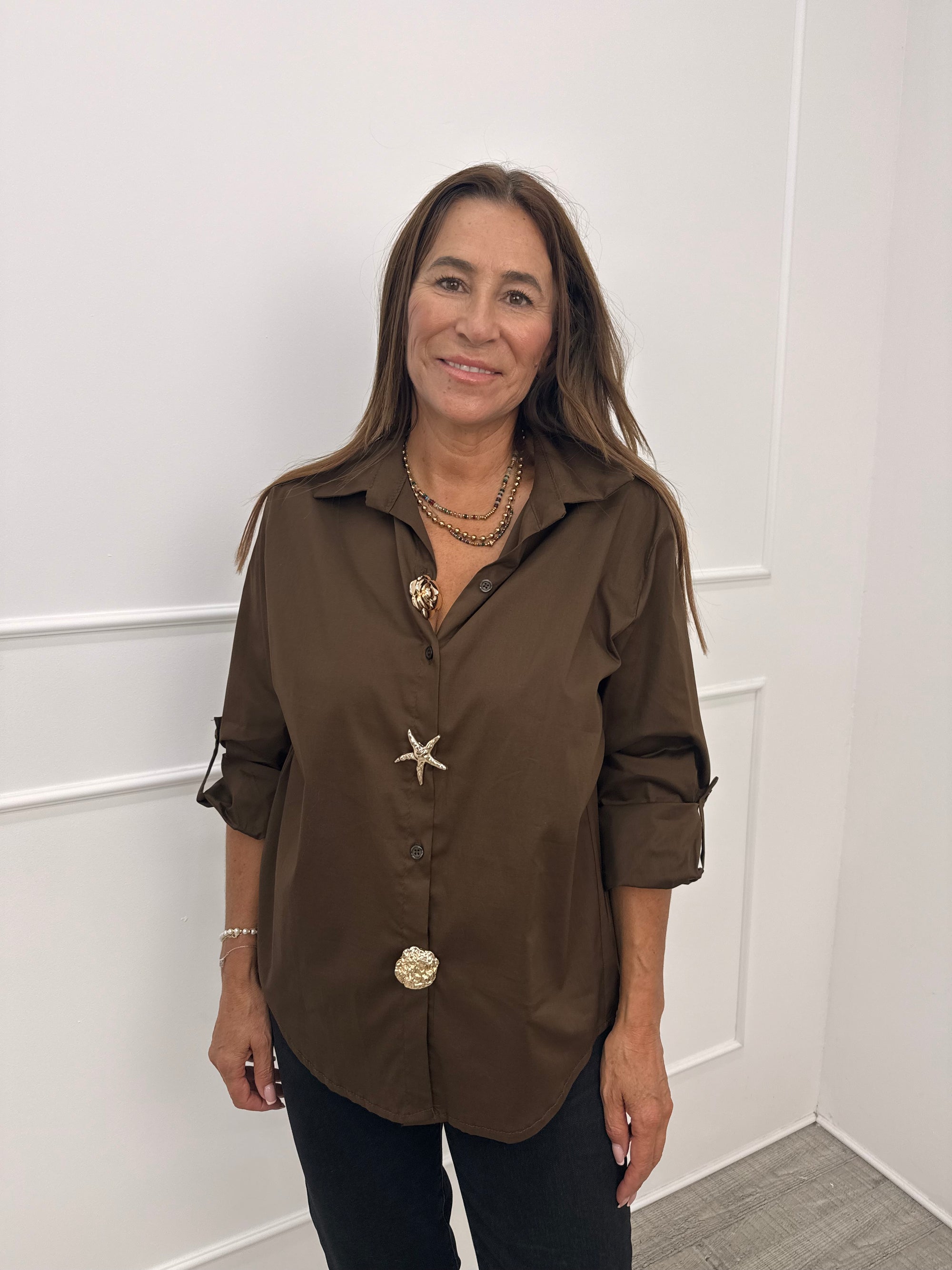 CAMISA COM PREGADORES