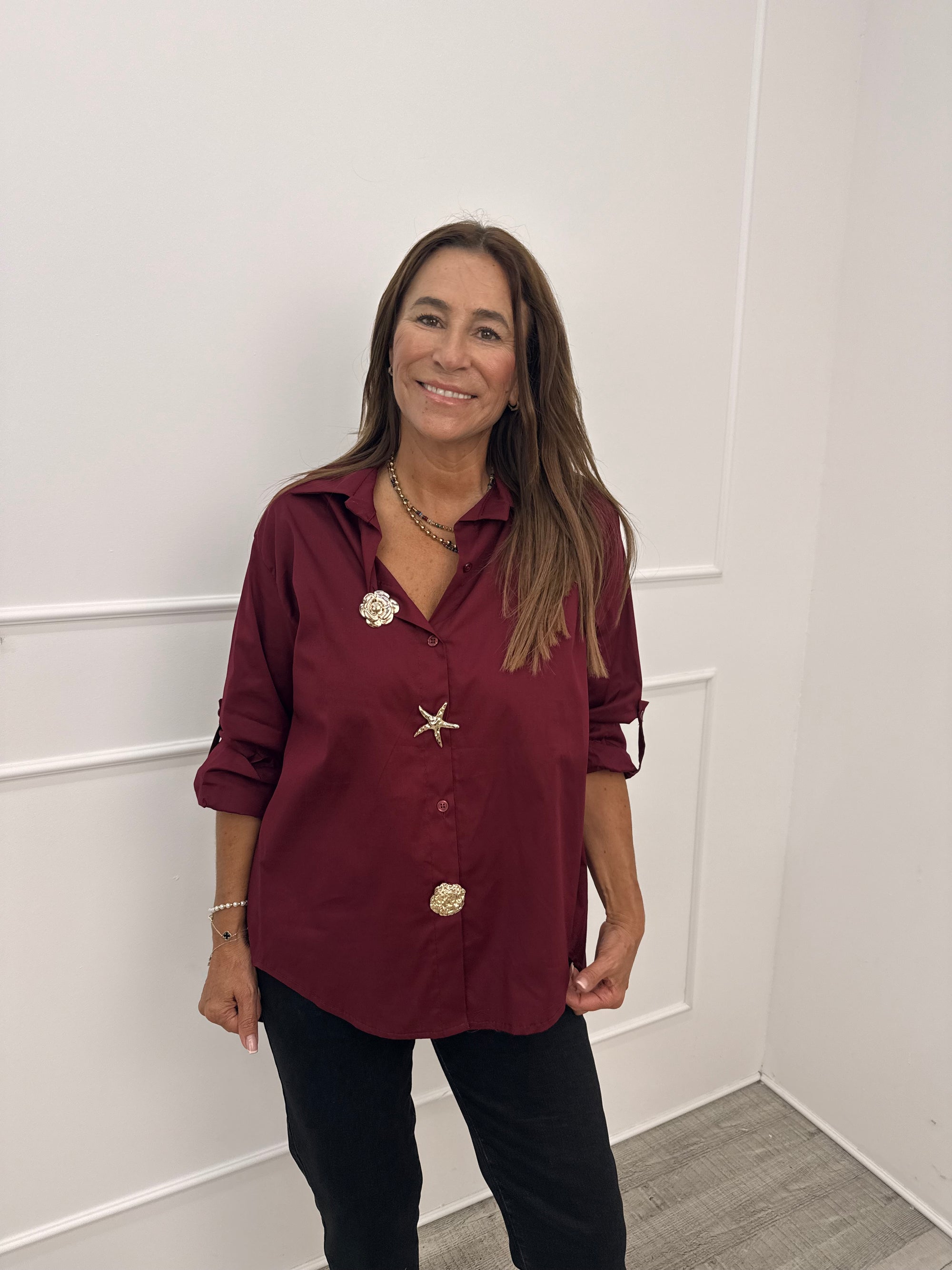 CAMISA COM PREGADORES