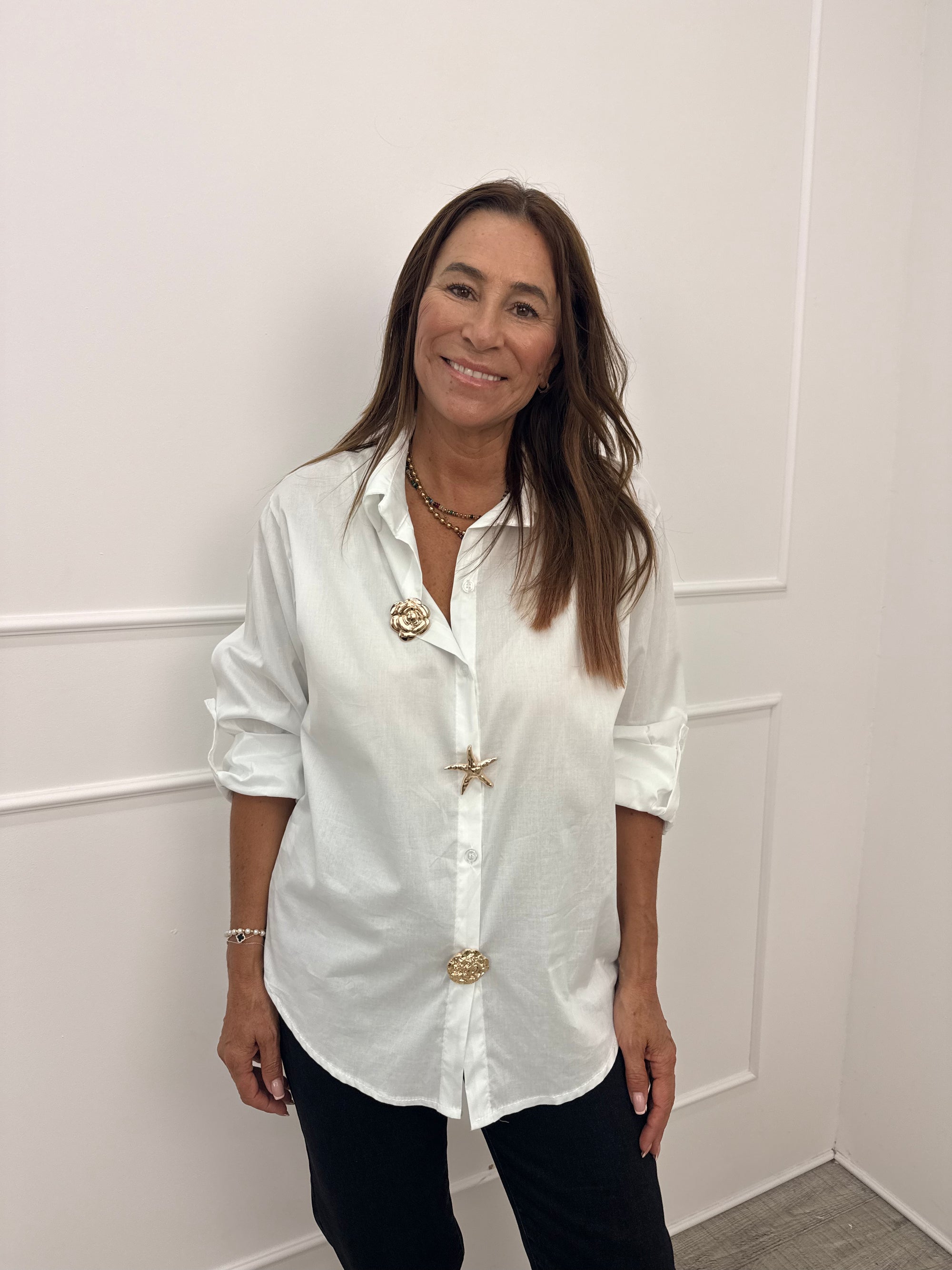 CAMISA COM PREGADORES